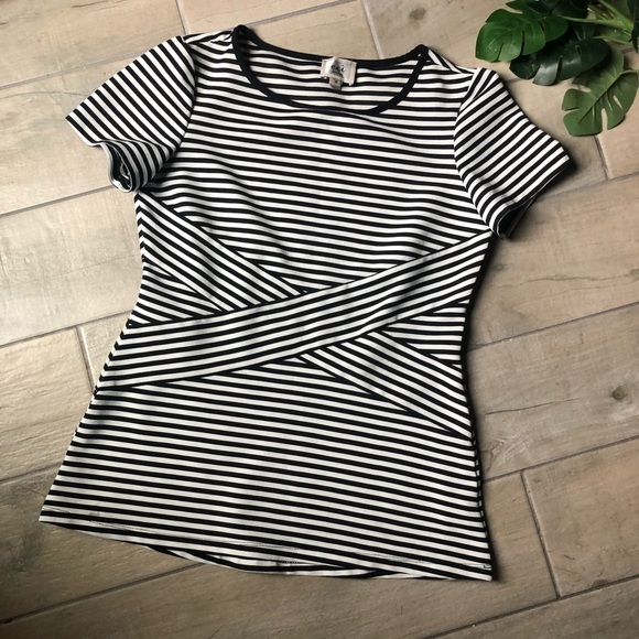 Eci striped criss cross short sleeve top. Size M - Picture 1 of 4